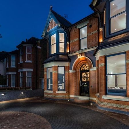 Dream House London With Gym, Cinema And Housekeeper Villa Ealing Ngoại thất bức ảnh