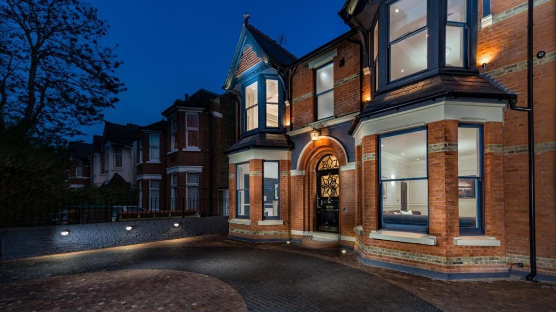 Dream House London With Gym, Cinema And Housekeeper Villa Ealing Ngoại thất bức ảnh