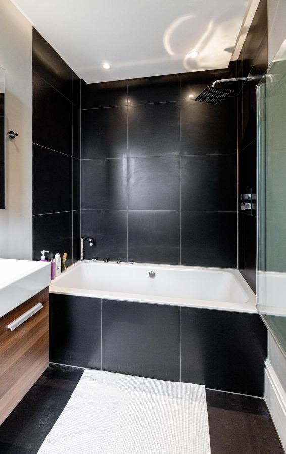 Dream House London With Gym, Cinema And Housekeeper Villa Ealing Ngoại thất bức ảnh